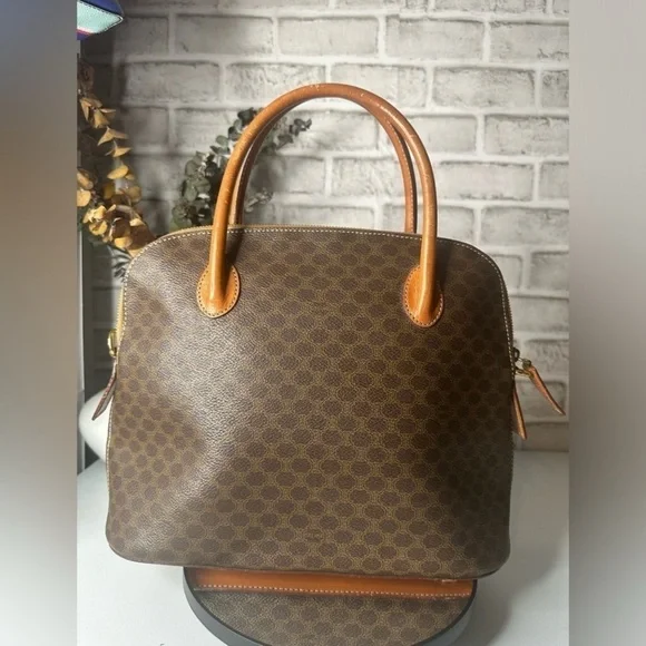 Celine Macadam Canvas Handbag Brown Coated
Canvas with double leather handles - Picture 2 of 8